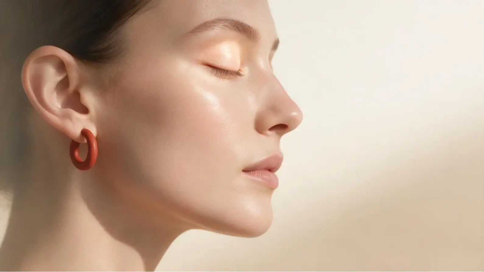 Profil d’un visage aux yeux fermés, lumière naturelle soulignant la paupière supérieure